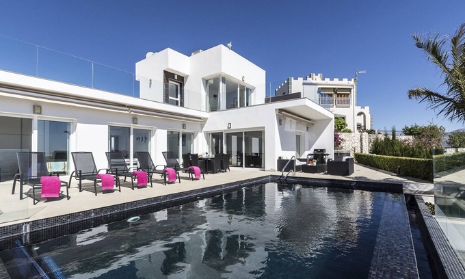 Salobrena Villa | Villa Blanca avec piscine privée est chaufée + jacuzzi