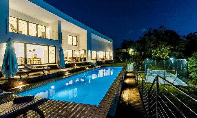 Bokordici Villa | Villa moderne avec piscine chauffée, bain à remous, terrain de volley et mini football