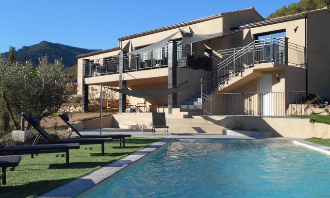 Propiac Villa | Villa moderne avec piscine privée au milieu des collines en Drôme Provençale sud