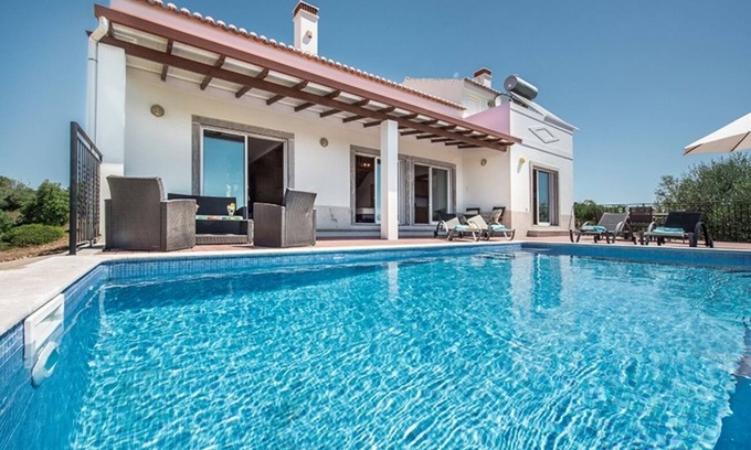 Tavira Maison | Villa moderne avec piscine située dans une belle vallée à Tavira.