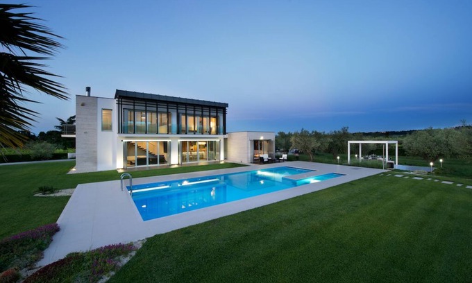 Frisa Villa | Villa moderne avec piscine entourée de verdure