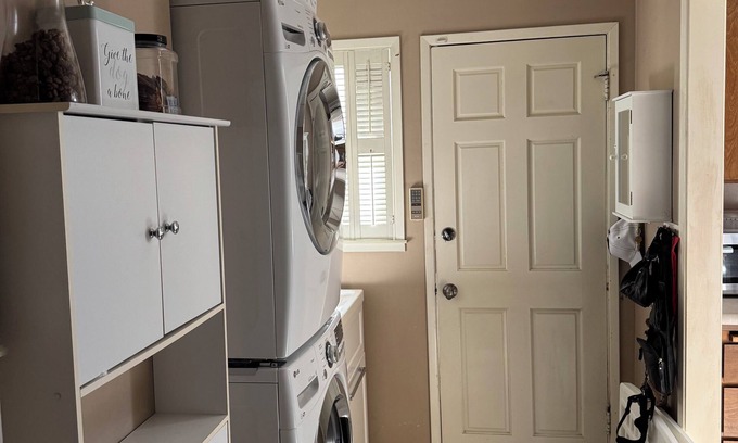 Stockton Maison | Modern Vintage Charm 2-bedroom house in wonderful Stockton with AC