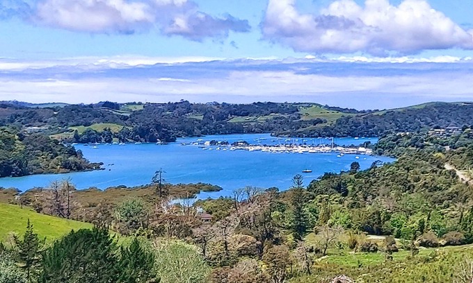 Warkworth Maison | Modern warm house short 5 minute drive from Matakana. Walk to great vineyards