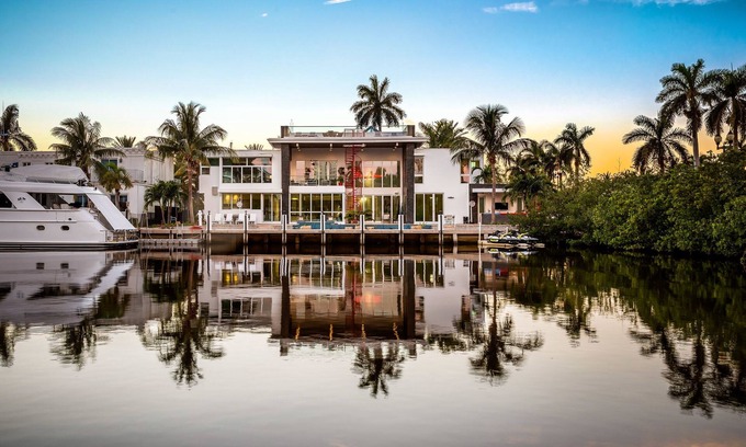 Nurmi Isles Maison | Modern Waterfront Mansion in the heart of Las Olas minutes from the Beach