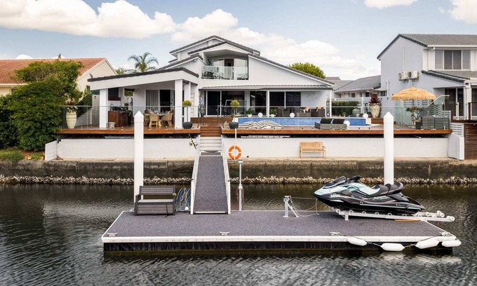 Runaway Bay Maison | Modern Waterfront Retreat| Private Pool & Dock