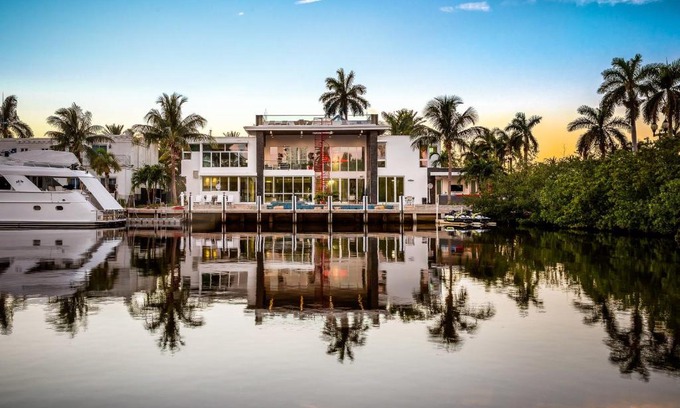 Nurmi Isles Maison | Modern Waterfront Mansion in the heart of Las Olas minutes from the Beach