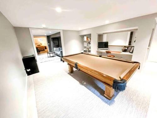 Westport Appartement | Modern Westport Studio with Pool Table & Lounge