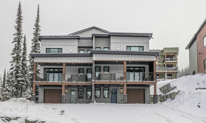 Silver Star Mountain Maison | Modern Whole Duplex - Sleeps 24! Both sides, 2 hot tubs, garages, ski in/out!