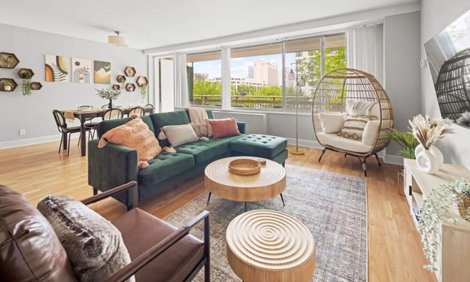 Crystal City Appartement | ModernBohoOasis | 2BR 2BA | Gym&Pool | Mins to DC