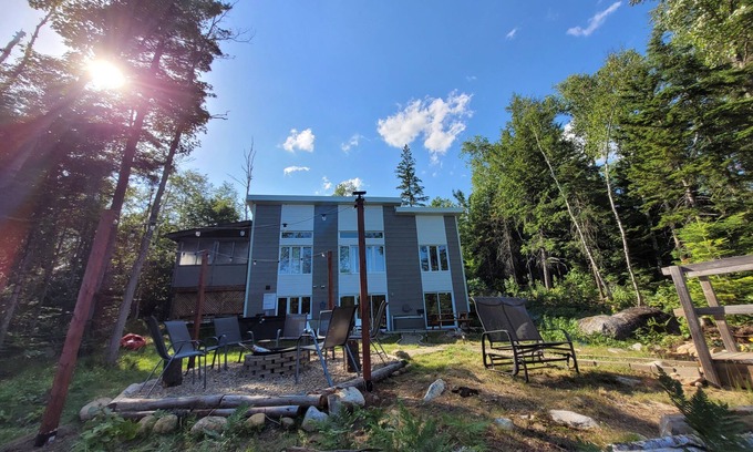 Chertsey Chalet De Ski | Moderne Chalet, bord de lac, 4 chambres , avec SPA