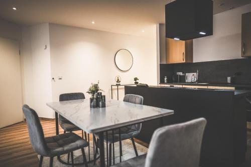 Sinsheim Appartement | Moderne Ferienwohnung mit Kochinsel in Sinsheim Zentral ruhig und Netflix - Erstbezug WeHome Komfort