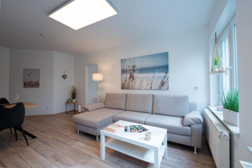 Ahr - Middle Rhine Appartement | Moderne FeWo "Waldgeflüster" mit großzügiger Sonnenterrasse, Strandkorb, Weber-Grill und Garten, Nähe Koblenz, Festung Ehrenbreitstein, Burgen, Bad Ems, Montabaur, Lahnstein, Wandern, Radfahren