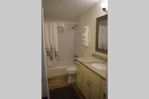 Hedrick Acres Appartement | Modernized Red Brick Beauty
