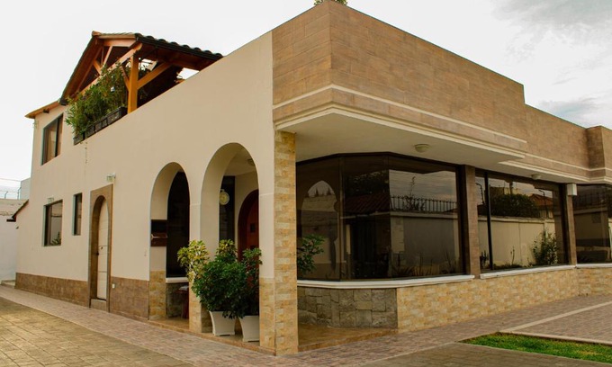 Ambato Maison | Moderno & Cálido Chalet con Amplia Área Verde