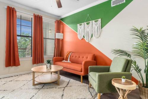 Lazybrook/Timbergrove Appartement | Modish King Bed w/Pool & Gym