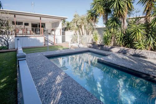 Moffat Beach Maison | Moffat Beach, Large families & friends unite here!