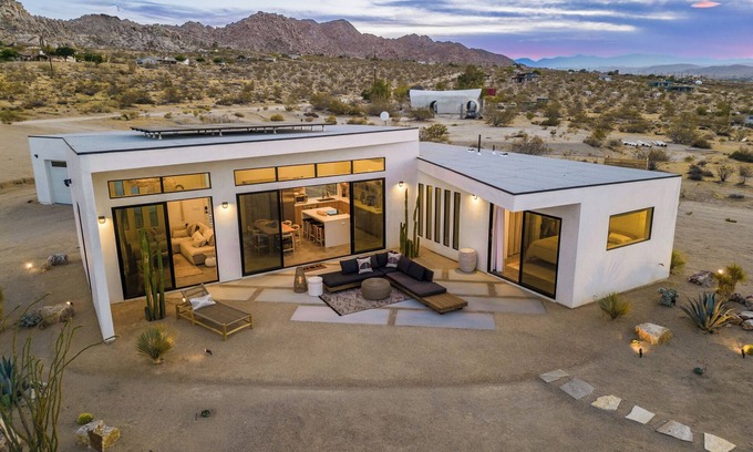Panorama Heights Maison | Mojave Villa: Desert Retreat with 360° views+Hot Tub+Designer Interior/Landscape