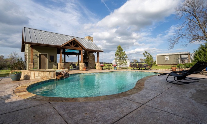 Sulphur Springs Maison | Mom and Dad's Place - Lil Paradise