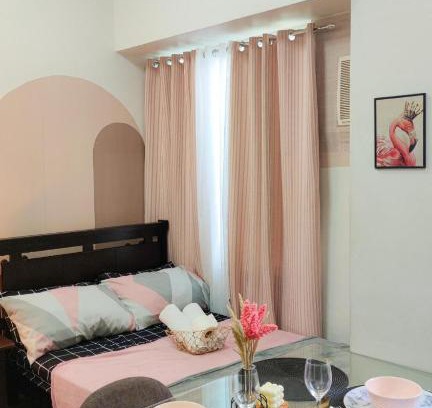Muntinlupa Appartement | Monochromatic studio with Netflix & Pool access.
