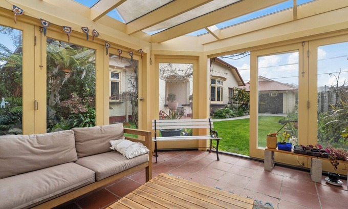 Lower Hutt Maison | Montague Manor - Wellington Holiday Home