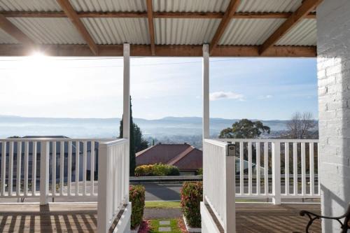 Newstead Maison | Monte-Vista: Minutes to the City Views & Parking