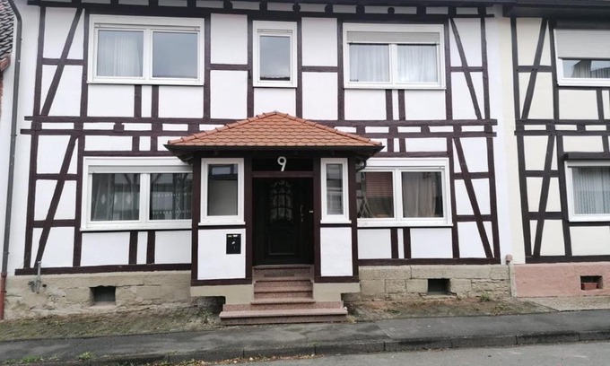 Breuna Maison | Monteurzimmer Oberlistingen Zweibettzimmer mit 2 Bädern