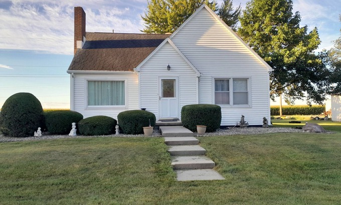 Francesville Maison | Montgomery Street Manor - Sleeps 6