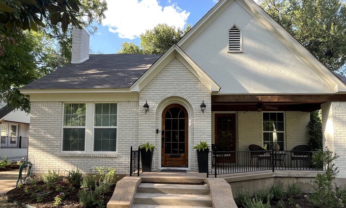 Austin Ave. Maison | Monthly+ 1929 home in peaceful Castle Heights. Close to downtown, silos, Baylor.