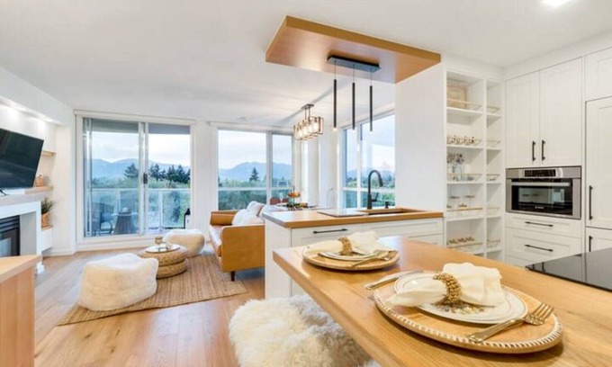 West Side Appartement | Monthly Furnished Rental: Luxuriously Cozy Kerrisdale Apartment- UBC/YVR/DT