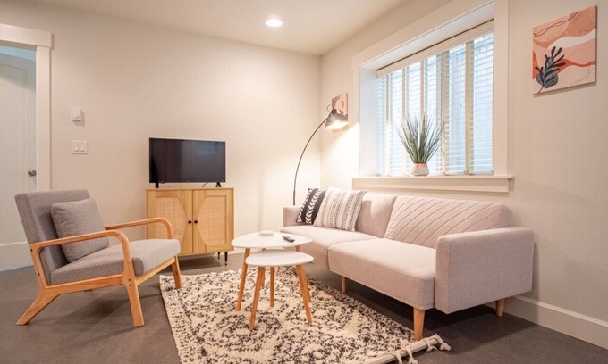 Sabin Appartement | Monthly Rental - Charming Retreat in Alberta Arts District