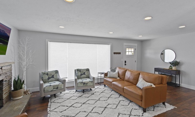 Canyon Rim Maison | Monthly Special! Location! New Everything 5 Bed Home w/ Hot Tub