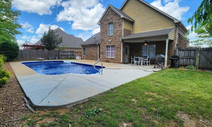 Olive Branch Maison | MONTHLY STAYS- 6 BR Home with Pool in Olive Branch Suburb Near Stateline