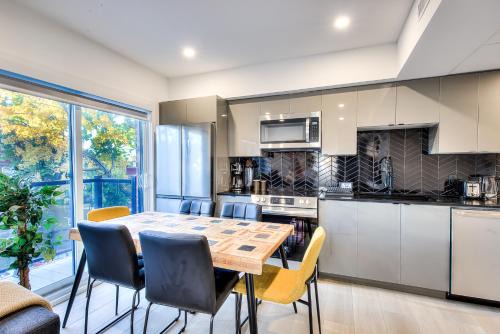 Cote-Des-Neiges—Notre-Dame-De-Grace Appartement | Montreal Restful Nights, Adventure Days await!