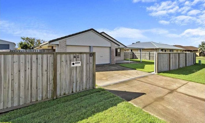 Point Vernon Maison | Monty's is in a central location close to the beach, cafe's and shops.