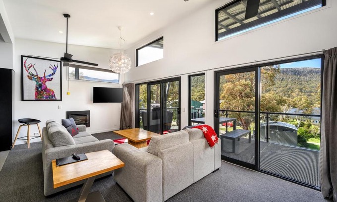 Lake Crackenback Chalet De Ski | Monument Chalet in Crakenback Resort