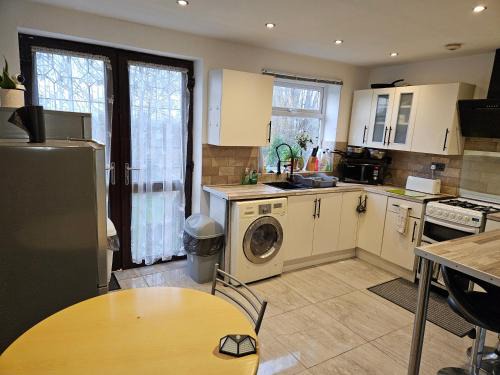 King's Norton Maison | Monyhull Homestay - near City centre Kingsheath NIA NEC BHX