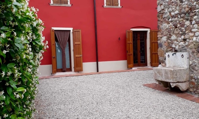 Monzambano Maison | Monzambano: Casa con jardín y logia panorámica con chimenea para barbacoa.
