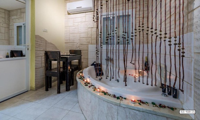 Yavne'el Cabine | Moon Light Yavneʼel