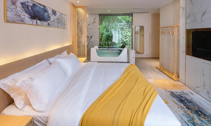 Fenghuang Maison | Moon River View Hotel