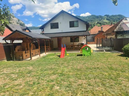 Rucar Chalet De Ski | Moon's Hill by Ina