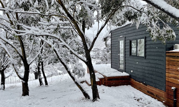 Moonbah Cabine | Moonbah Escapes "Wallaby" - Secluded Riverside tiny house in the Snowy Mountains