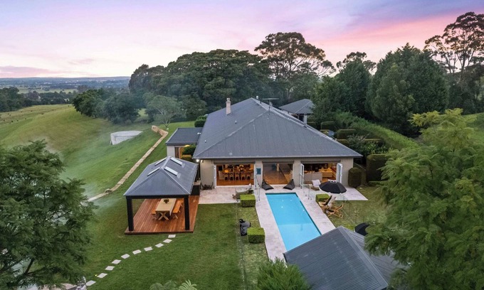 Meroo Meadow Maison | 'Moondance' - Luxurious Hillside Retreat