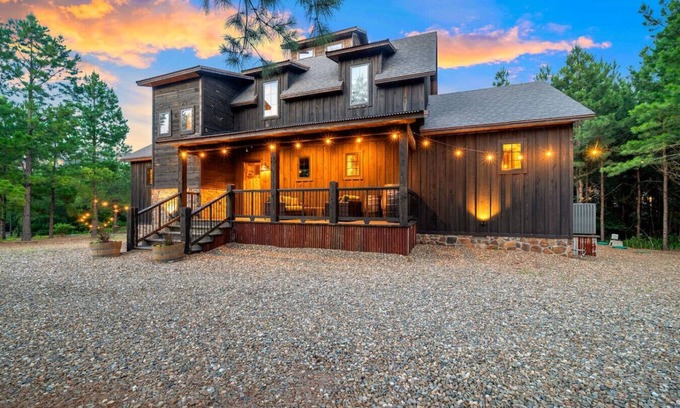 Broken Bow Cabine | Moonshine Mountain · Game Room: Skeeball + Air Hockey | Sleeps 25!