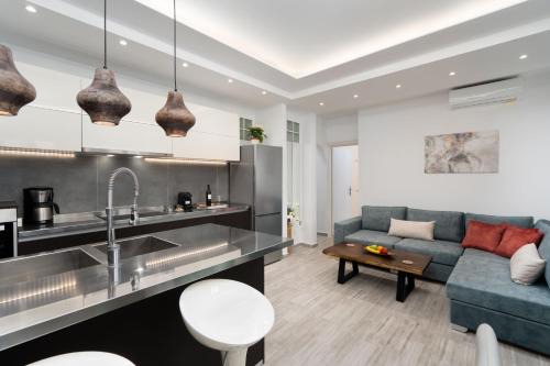 Karterados Maison | Moonstone