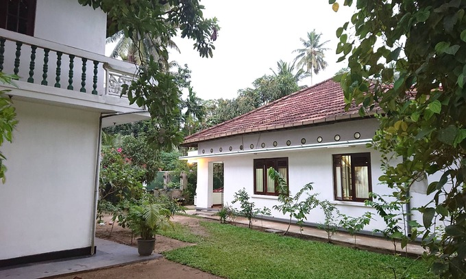 Unawatuna Villa | Une maison plus attrayante et magnifique du milieu du siècle des années 1950 avec une autre maison nouvellement construite