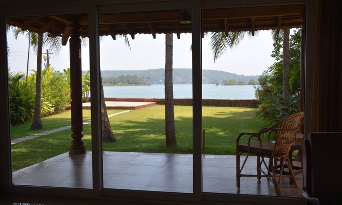 Saunta Vaddo Villa | RIVER VILLA AVANT AVEC VUE DE 180 DE RIVIERE CHAPORA