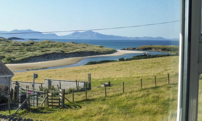 Ty Croes Maison | MORLAIS (VOICE OF THE SEA), pet friendly, with a garden in Aberffraw