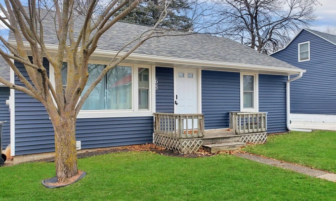 Arnolds Park Maison | Morning View Cottage at the Lake - Cute Cottage with Lake Views in the heart of Arnolds Park