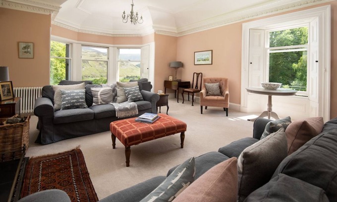 Biggar Maison | MOSSFENNAN HOUSE & ANNEXE - village of Broughton 3 miles, Peebles 14 miles.