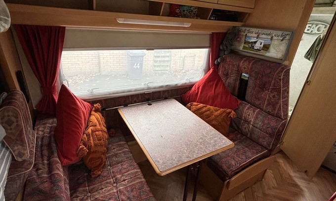 Measham Chalet De Ski | Motorhome in Hinckley- Sleeps 3- Pet Friendly